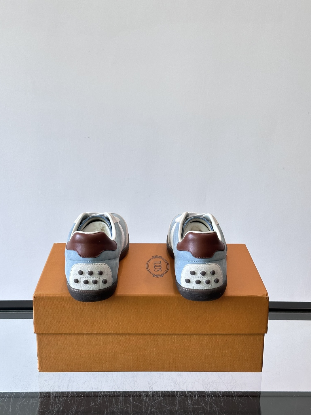 TODS男士德训鞋 👞经典德训鞋系列,麂皮鞋面柔软细腻,搭配标志性橡胶鞋底,舒适又耐用✨。EVA中底轻便缓震,长时 TODS男士德训鞋 👞经典德训鞋系列,麂皮鞋面柔软细腻,搭配标志性橡胶鞋底,舒适又耐用✨。EVA中底轻便缓震,长时