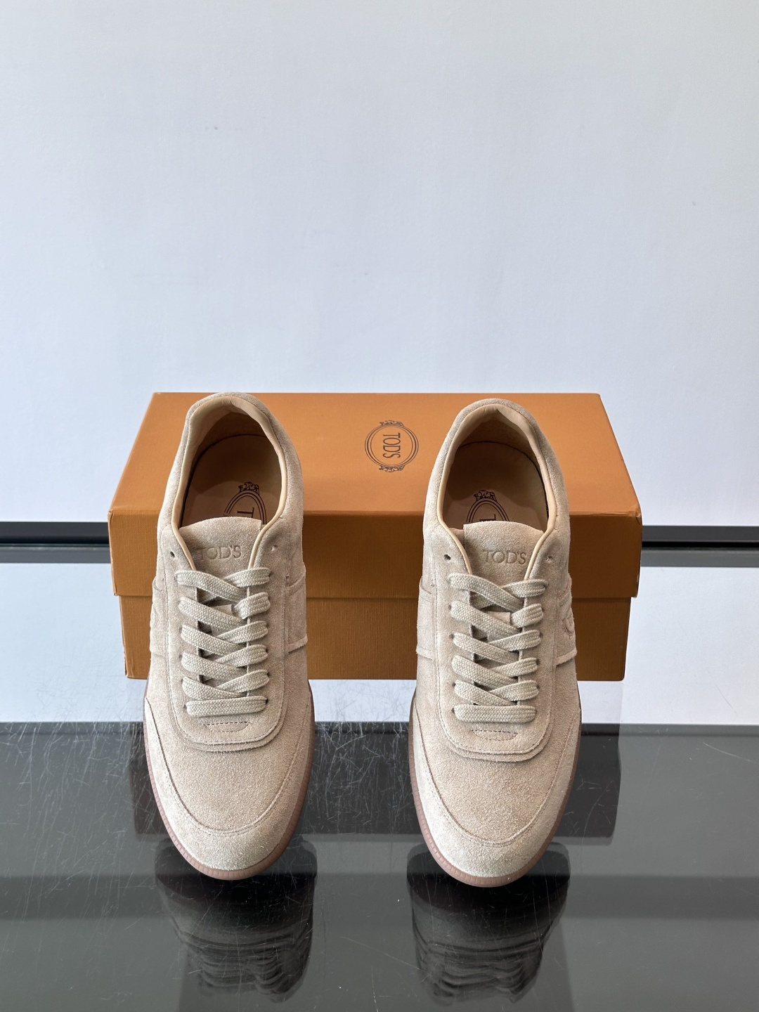 TODS男士德训鞋 👞经典德训鞋系列,麂皮鞋面柔软细腻,搭配标志性橡胶鞋底,舒适又耐用✨。EVA中底轻便缓震,长时 TODS男士德训鞋 👞经典德训鞋系列,麂皮鞋面柔软细腻,搭配标志性橡胶鞋底,舒适又耐用✨。EVA中底轻便缓震,长时