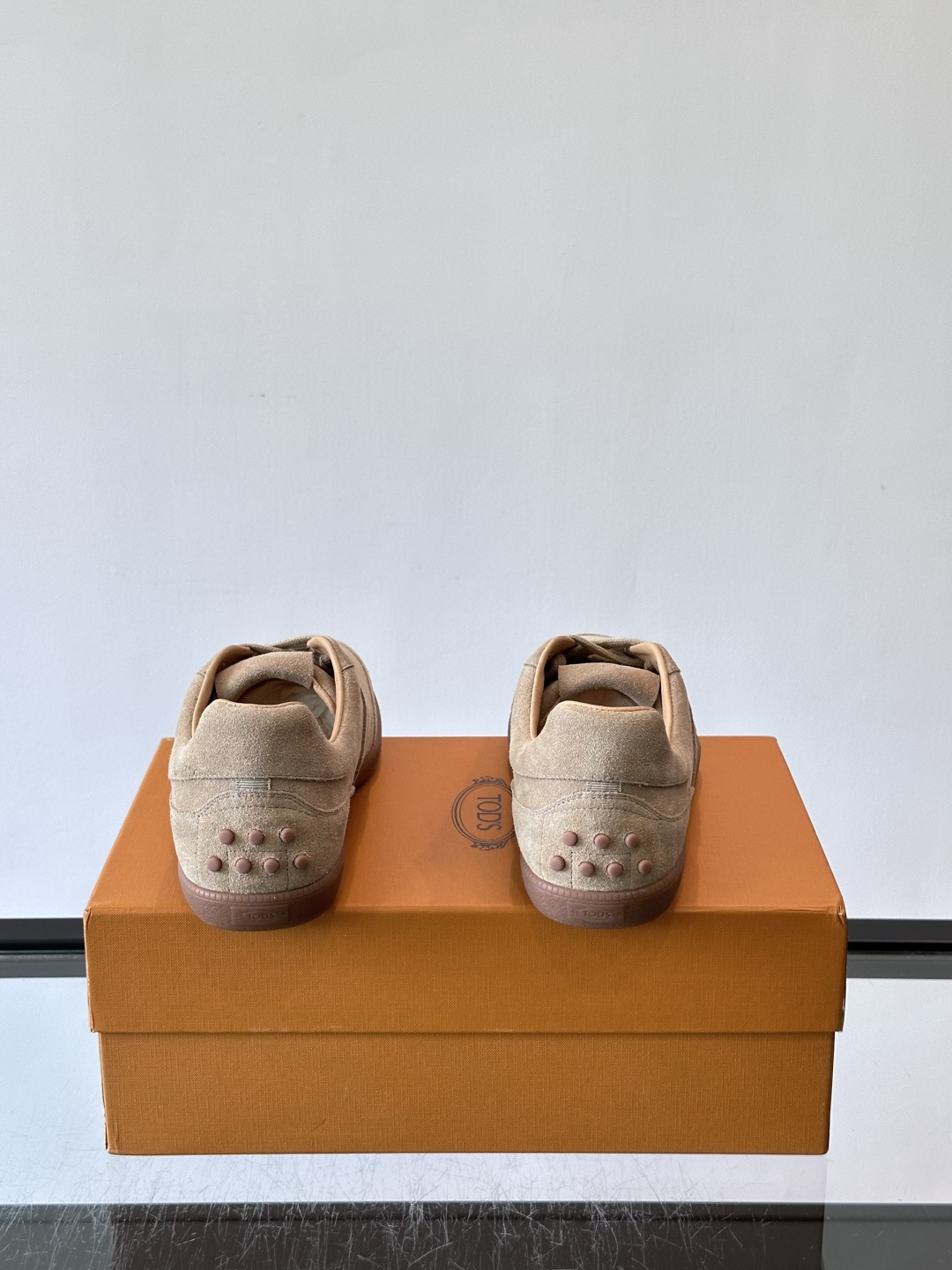 TODS男士德训鞋 👞经典德训鞋系列,麂皮鞋面柔软细腻,搭配标志性橡胶鞋底,舒适又耐用✨。EVA中底轻便缓震,长时 TODS男士德训鞋 👞经典德训鞋系列,麂皮鞋面柔软细腻,搭配标志性橡胶鞋底,舒适又耐用✨。EVA中底轻便缓震,长时