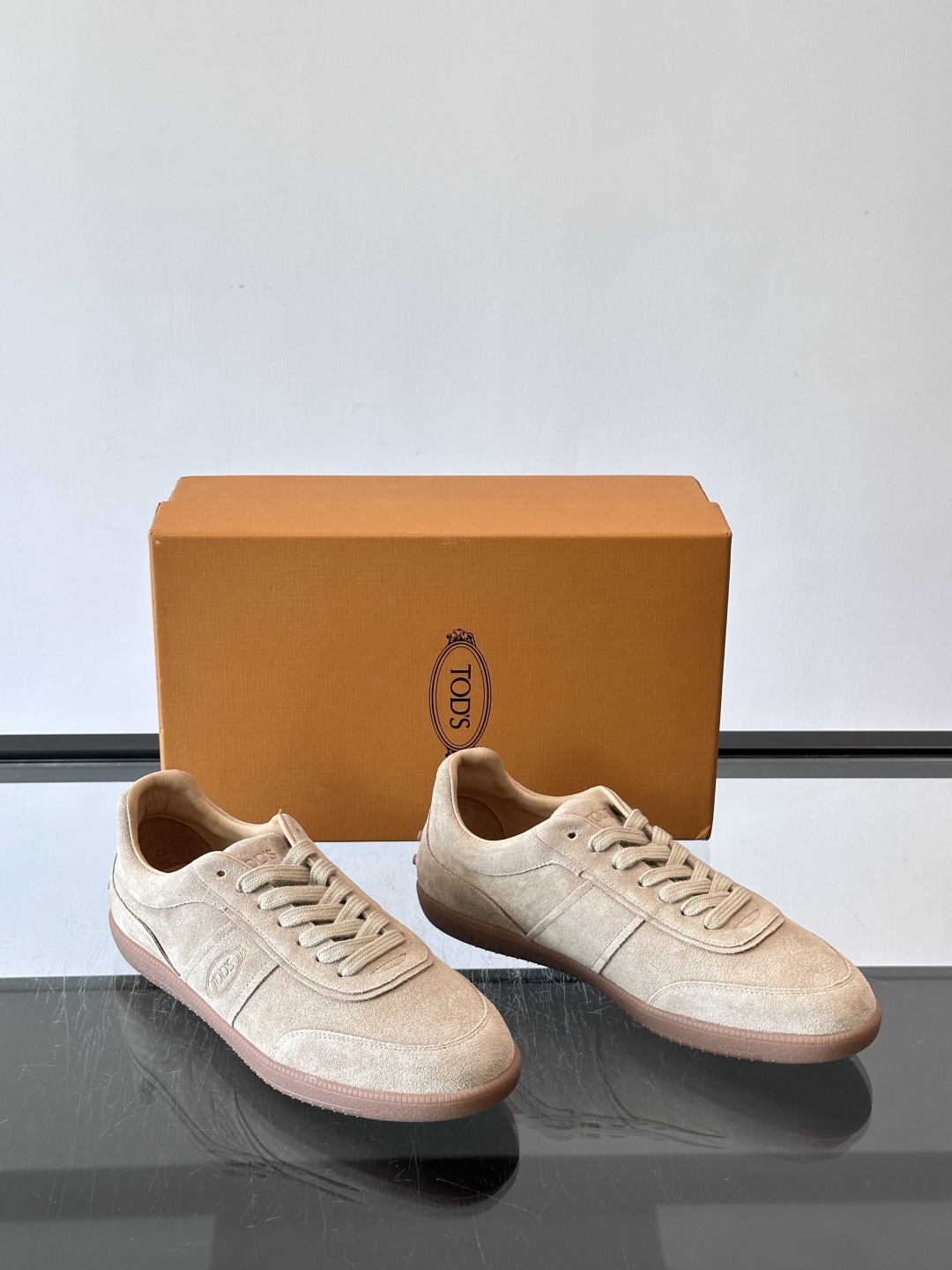 TODS男士德训鞋 👞经典德训鞋系列,麂皮鞋面柔软细腻,搭配标志性橡胶鞋底,舒适又耐用✨。EVA中底轻便缓震,长时 TODS男士德训鞋 👞经典德训鞋系列,麂皮鞋面柔软细腻,搭配标志性橡胶鞋底,舒适又耐用✨。EVA中底轻便缓震,长时