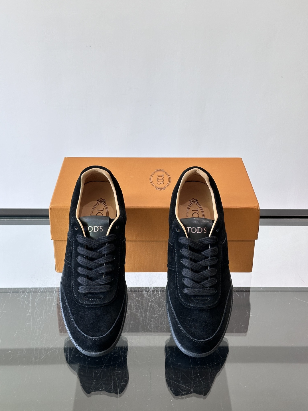 TODS男士德训鞋 👞经典德训鞋系列,麂皮鞋面柔软细腻,搭配标志性橡胶鞋底,舒适又耐用✨。EVA中底轻便缓震,长时 TODS男士德训鞋 👞经典德训鞋系列,麂皮鞋面柔软细腻,搭配标志性橡胶鞋底,舒适又耐用✨。EVA中底轻便缓震,长时