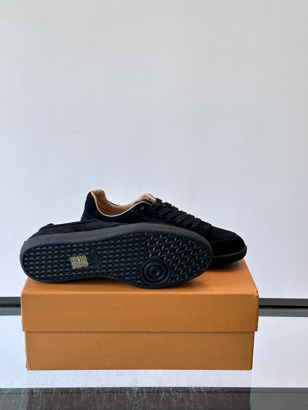 TODS男士德训鞋 👞经典德训鞋系列,麂皮鞋面柔软细腻,搭配标志性橡胶鞋底,舒适又耐用✨。EVA中底轻便缓震,长时 TODS男士德训鞋 👞经典德训鞋系列,麂皮鞋面柔软细腻,搭配标志性橡胶鞋底,舒适又耐用✨。EVA中底轻便缓震,长时