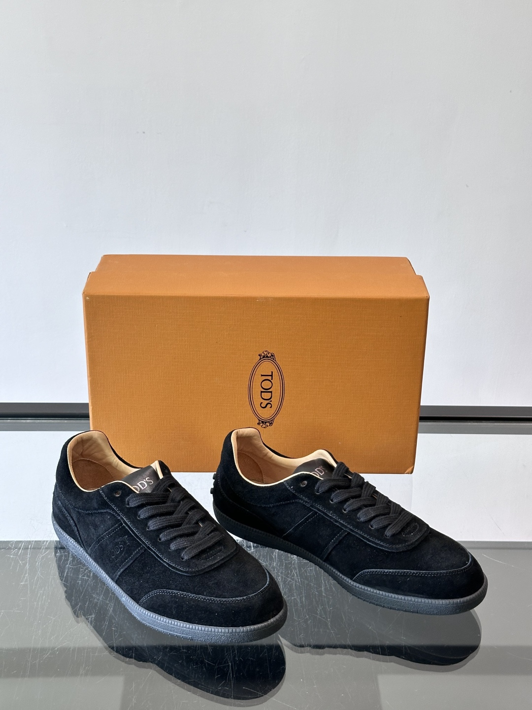 TODS男士德训鞋 👞经典德训鞋系列,麂皮鞋面柔软细腻,搭配标志性橡胶鞋底,舒适又耐用✨。EVA中底轻便缓震,长时 TODS男士德训鞋 👞经典德训鞋系列,麂皮鞋面柔软细腻,搭配标志性橡胶鞋底,舒适又耐用✨。EVA中底轻便缓震,长时
