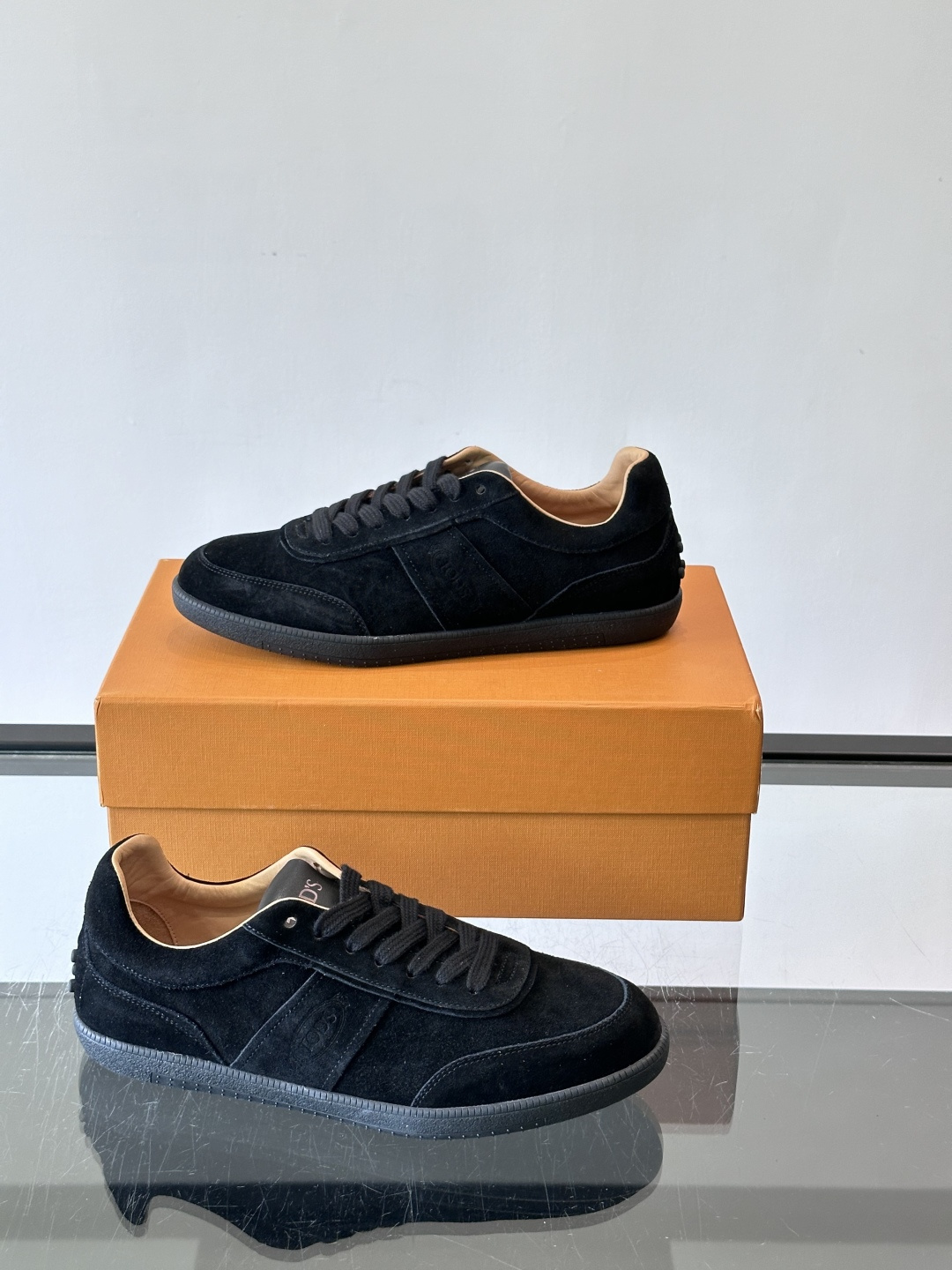 TODS男士德训鞋 👞经典德训鞋系列,麂皮鞋面柔软细腻,搭配标志性橡胶鞋底,舒适又耐用✨。EVA中底轻便缓震,长时 TODS男士德训鞋 👞经典德训鞋系列,麂皮鞋面柔软细腻,搭配标志性橡胶鞋底,舒适又耐用✨。EVA中底轻便缓震,长时