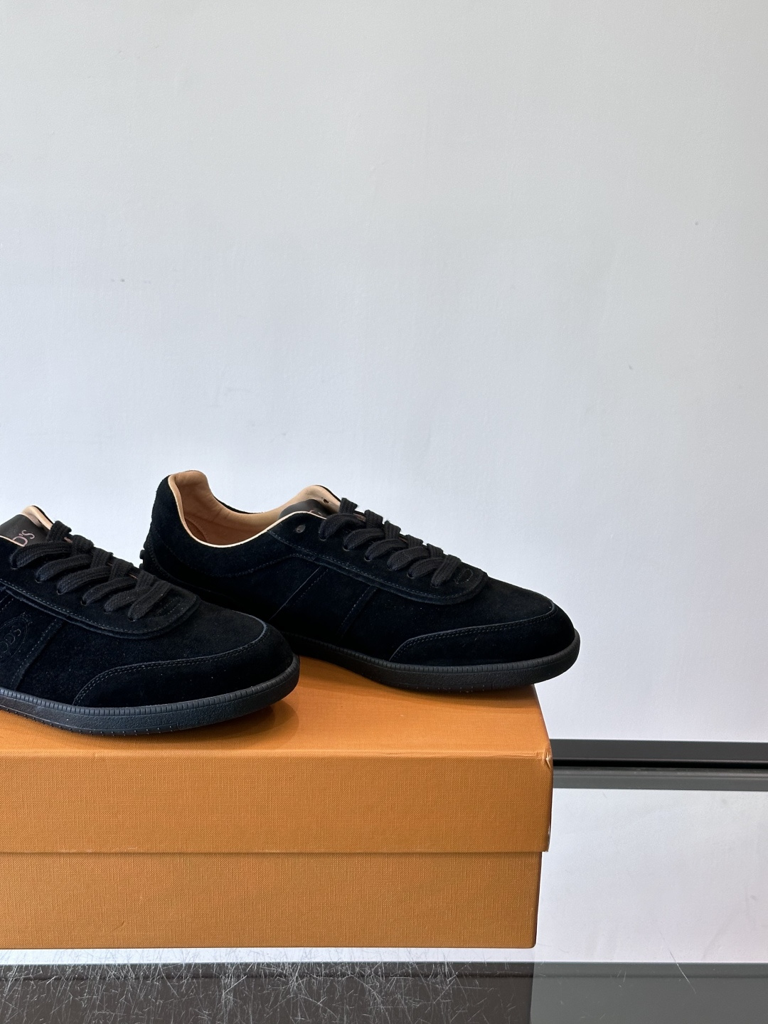 TODS男士德训鞋 👞经典德训鞋系列,麂皮鞋面柔软细腻,搭配标志性橡胶鞋底,舒适又耐用✨。EVA中底轻便缓震,长时 TODS男士德训鞋 👞经典德训鞋系列,麂皮鞋面柔软细腻,搭配标志性橡胶鞋底,舒适又耐用✨。EVA中底轻便缓震,长时