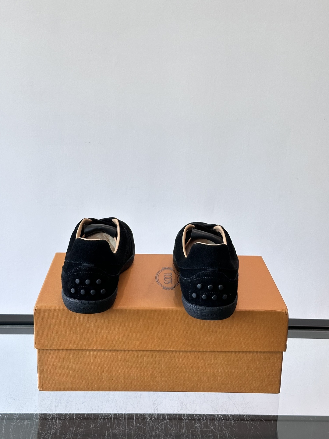 TODS男士德训鞋 👞经典德训鞋系列,麂皮鞋面柔软细腻,搭配标志性橡胶鞋底,舒适又耐用✨。EVA中底轻便缓震,长时 TODS男士德训鞋 👞经典德训鞋系列,麂皮鞋面柔软细腻,搭配标志性橡胶鞋底,舒适又耐用✨。EVA中底轻便缓震,长时