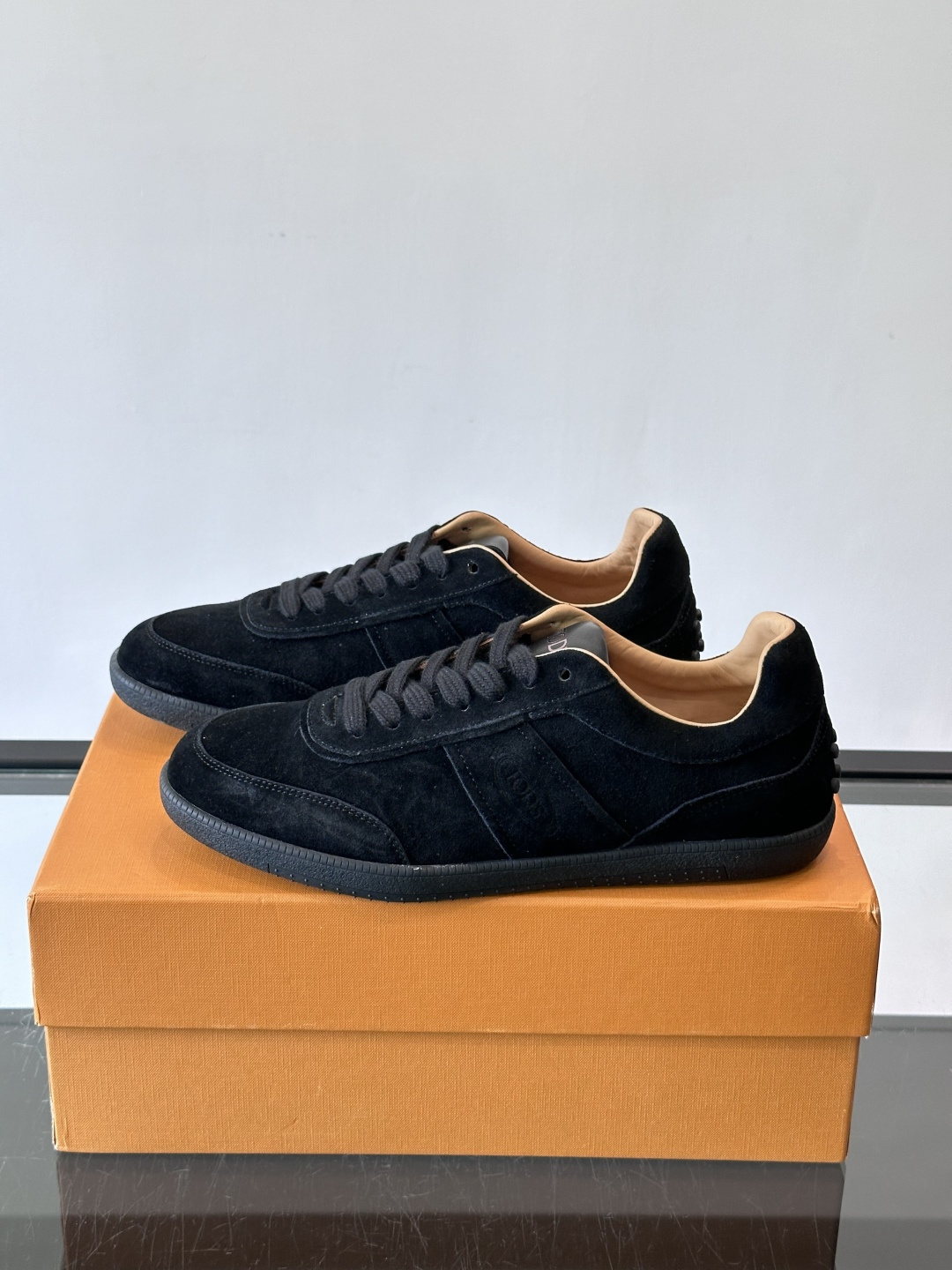 TODS男士德训鞋 👞经典德训鞋系列,麂皮鞋面柔软细腻,搭配标志性橡胶鞋底,舒适又耐用✨。EVA中底轻便缓震,长时 TODS男士德训鞋 👞经典德训鞋系列,麂皮鞋面柔软细腻,搭配标志性橡胶鞋底,舒适又耐用✨。EVA中底轻便缓震,长时