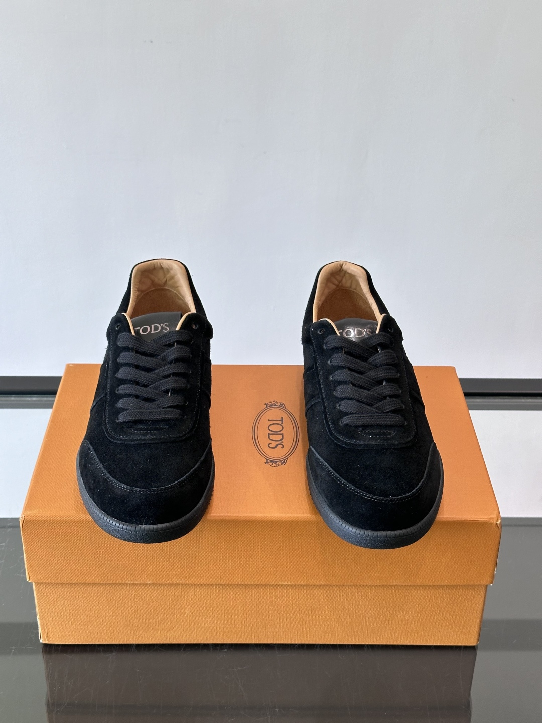 TODS男士德训鞋 👞经典德训鞋系列,麂皮鞋面柔软细腻,搭配标志性橡胶鞋底,舒适又耐用✨。EVA中底轻便缓震,长时 TODS男士德训鞋 👞经典德训鞋系列,麂皮鞋面柔软细腻,搭配标志性橡胶鞋底,舒适又耐用✨。EVA中底轻便缓震,长时