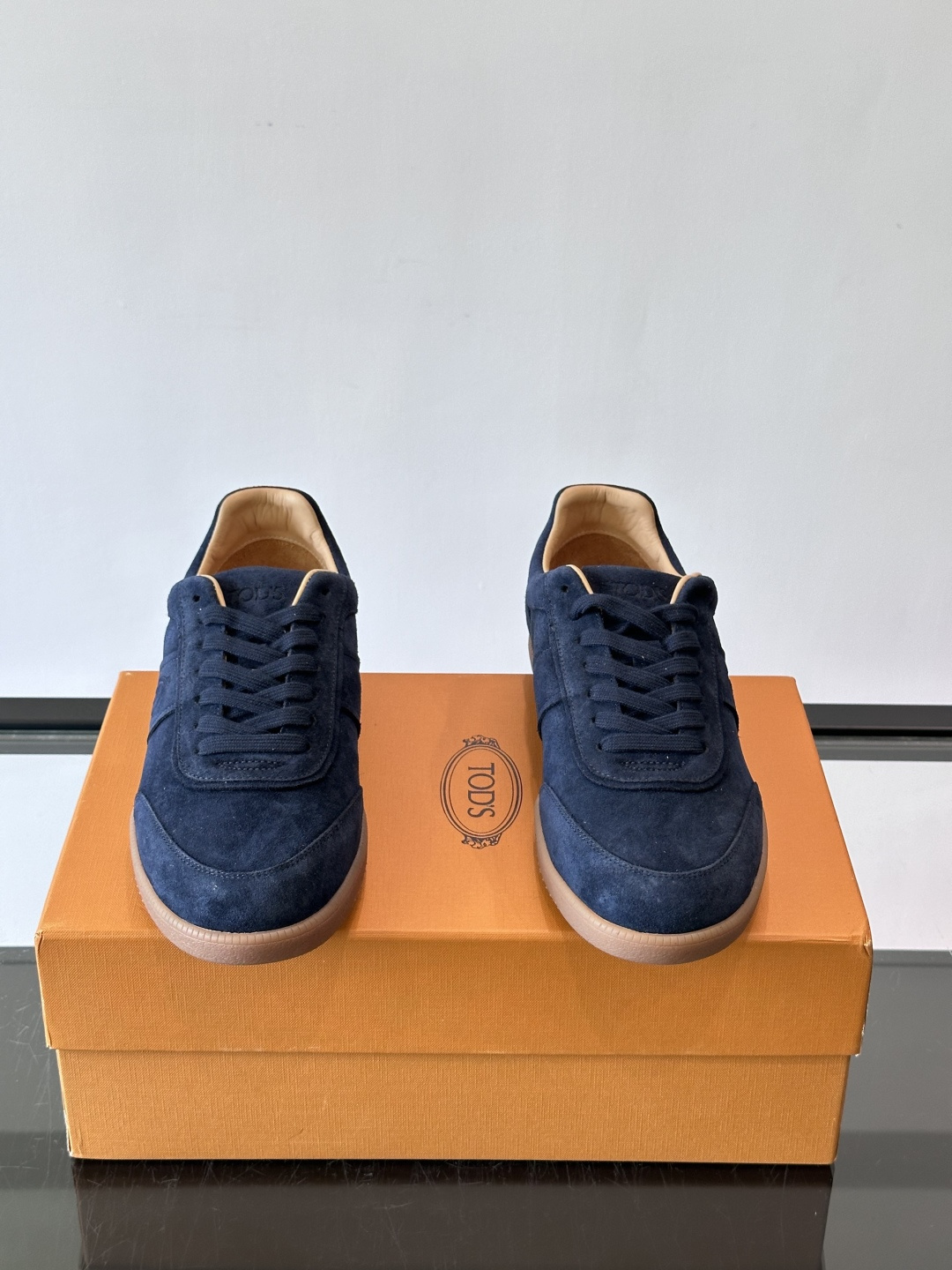 TODS男士德训鞋 👞经典德训鞋系列,麂皮鞋面柔软细腻,搭配标志性橡胶鞋底,舒适又耐用✨。EVA中底轻便缓震,长时 TODS男士德训鞋 👞经典德训鞋系列,麂皮鞋面柔软细腻,搭配标志性橡胶鞋底,舒适又耐用✨。EVA中底轻便缓震,长时