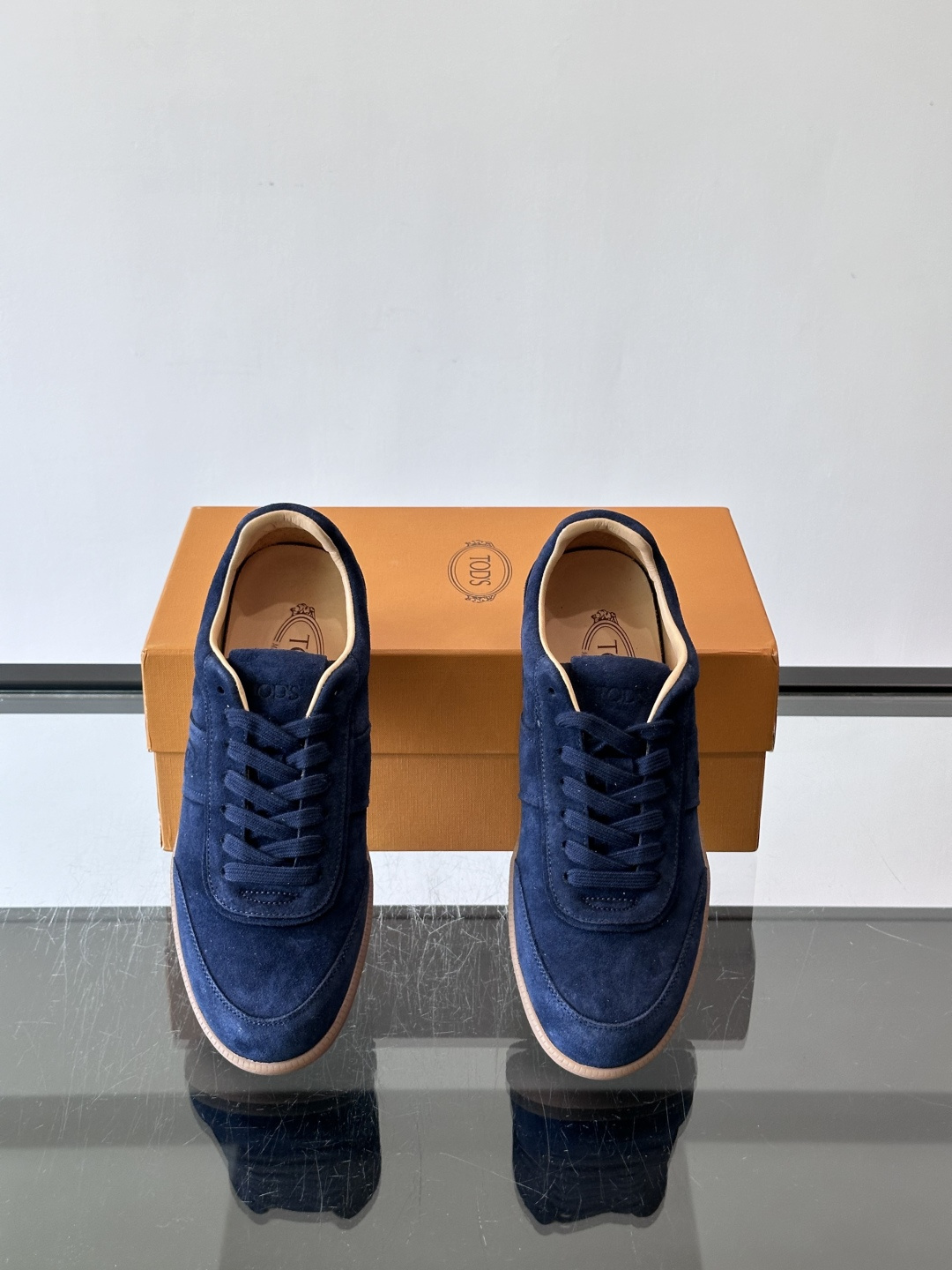 TODS男士德训鞋 👞经典德训鞋系列,麂皮鞋面柔软细腻,搭配标志性橡胶鞋底,舒适又耐用✨。EVA中底轻便缓震,长时 TODS男士德训鞋 👞经典德训鞋系列,麂皮鞋面柔软细腻,搭配标志性橡胶鞋底,舒适又耐用✨。EVA中底轻便缓震,长时