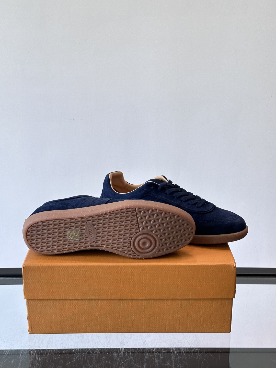 TODS男士德训鞋 👞经典德训鞋系列,麂皮鞋面柔软细腻,搭配标志性橡胶鞋底,舒适又耐用✨。EVA中底轻便缓震,长时 TODS男士德训鞋 👞经典德训鞋系列,麂皮鞋面柔软细腻,搭配标志性橡胶鞋底,舒适又耐用✨。EVA中底轻便缓震,长时