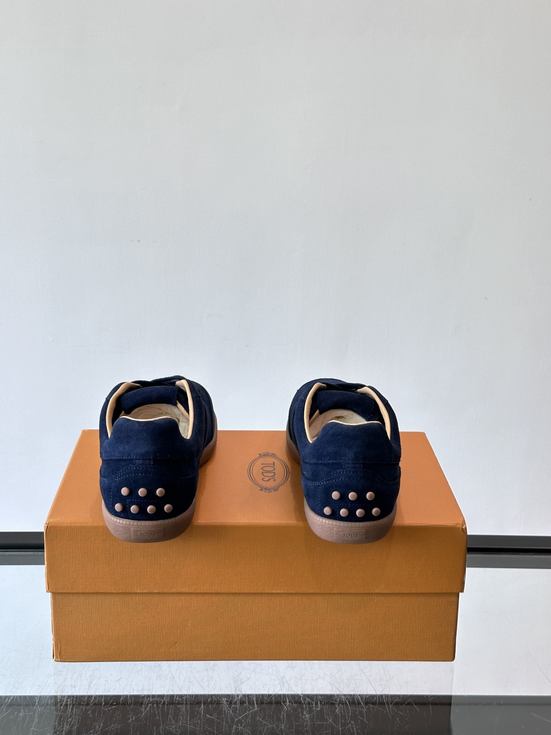 TODS男士德训鞋 👞经典德训鞋系列,麂皮鞋面柔软细腻,搭配标志性橡胶鞋底,舒适又耐用✨。EVA中底轻便缓震,长时 TODS男士德训鞋 👞经典德训鞋系列,麂皮鞋面柔软细腻,搭配标志性橡胶鞋底,舒适又耐用✨。EVA中底轻便缓震,长时
