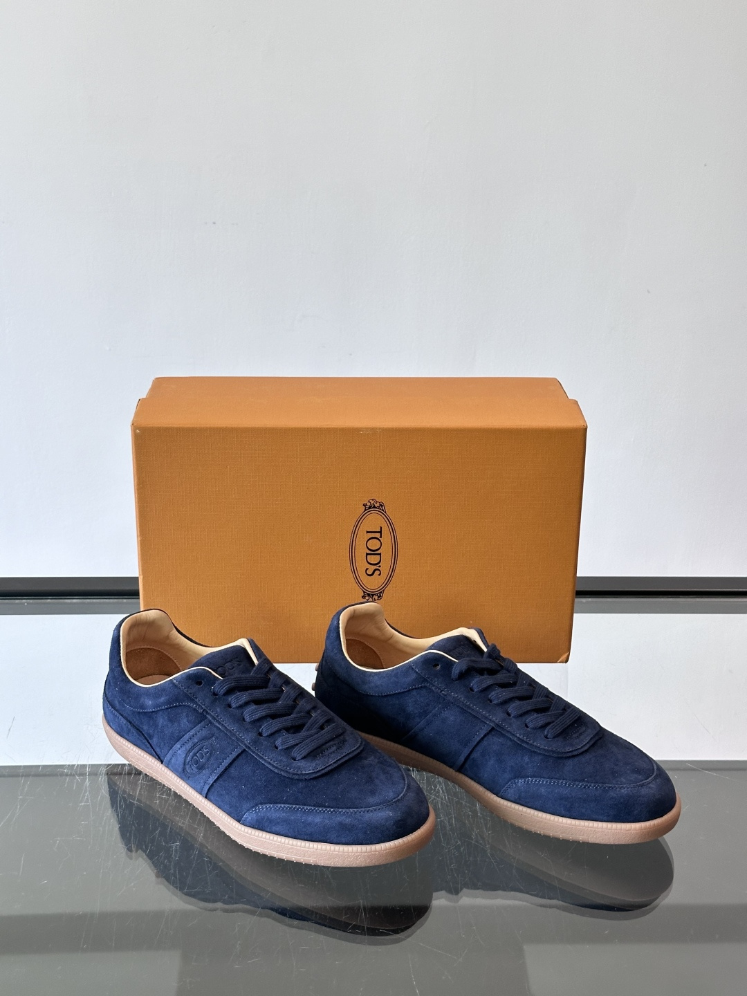 TODS男士德训鞋 👞经典德训鞋系列,麂皮鞋面柔软细腻,搭配标志性橡胶鞋底,舒适又耐用✨。EVA中底轻便缓震,长时 TODS男士德训鞋 👞经典德训鞋系列,麂皮鞋面柔软细腻,搭配标志性橡胶鞋底,舒适又耐用✨。EVA中底轻便缓震,长时