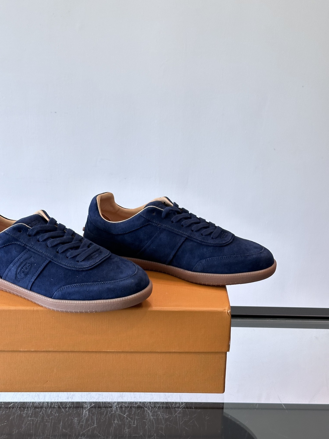TODS男士德训鞋 👞经典德训鞋系列,麂皮鞋面柔软细腻,搭配标志性橡胶鞋底,舒适又耐用✨。EVA中底轻便缓震,长时 TODS男士德训鞋 👞经典德训鞋系列,麂皮鞋面柔软细腻,搭配标志性橡胶鞋底,舒适又耐用✨。EVA中底轻便缓震,长时