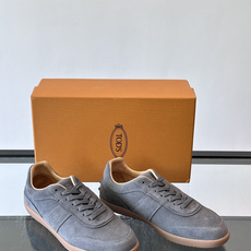 TODS男士德训鞋 👞经典德训鞋系列,麂皮鞋面柔软细腻,搭配标志性橡胶鞋底,舒适又耐用✨。EVA中底轻便缓震,长时 TODS男士德训鞋 👞经典德训鞋系列,麂皮鞋面柔软细腻,搭配标志性橡胶鞋底,舒适又耐用✨。EVA中底轻便缓震,长时