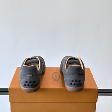 TODS男士德训鞋 👞经典德训鞋系列,麂皮鞋面柔软细腻,搭配标志性橡胶鞋底,舒适又耐用✨。EVA中底轻便缓震,长时 TODS男士德训鞋 👞经典德训鞋系列,麂皮鞋面柔软细腻,搭配标志性橡胶鞋底,舒适又耐用✨。EVA中底轻便缓震,长时