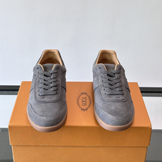 TODS男士德训鞋 👞经典德训鞋系列,麂皮鞋面柔软细腻,搭配标志性橡胶鞋底,舒适又耐用✨。EVA中底轻便缓震,长时 TODS男士德训鞋 👞经典德训鞋系列,麂皮鞋面柔软细腻,搭配标志性橡胶鞋底,舒适又耐用✨。EVA中底轻便缓震,长时