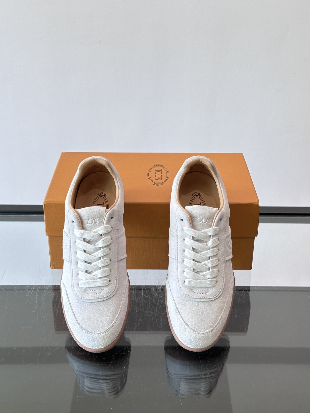 TODS男士德训鞋 👞经典德训鞋系列,麂皮鞋面柔软细腻,搭配标志性橡胶鞋底,舒适又耐用✨。EVA中底轻便缓震,长时 TODS男士德训鞋 👞经典德训鞋系列,麂皮鞋面柔软细腻,搭配标志性橡胶鞋底,舒适又耐用✨。EVA中底轻便缓震,长时