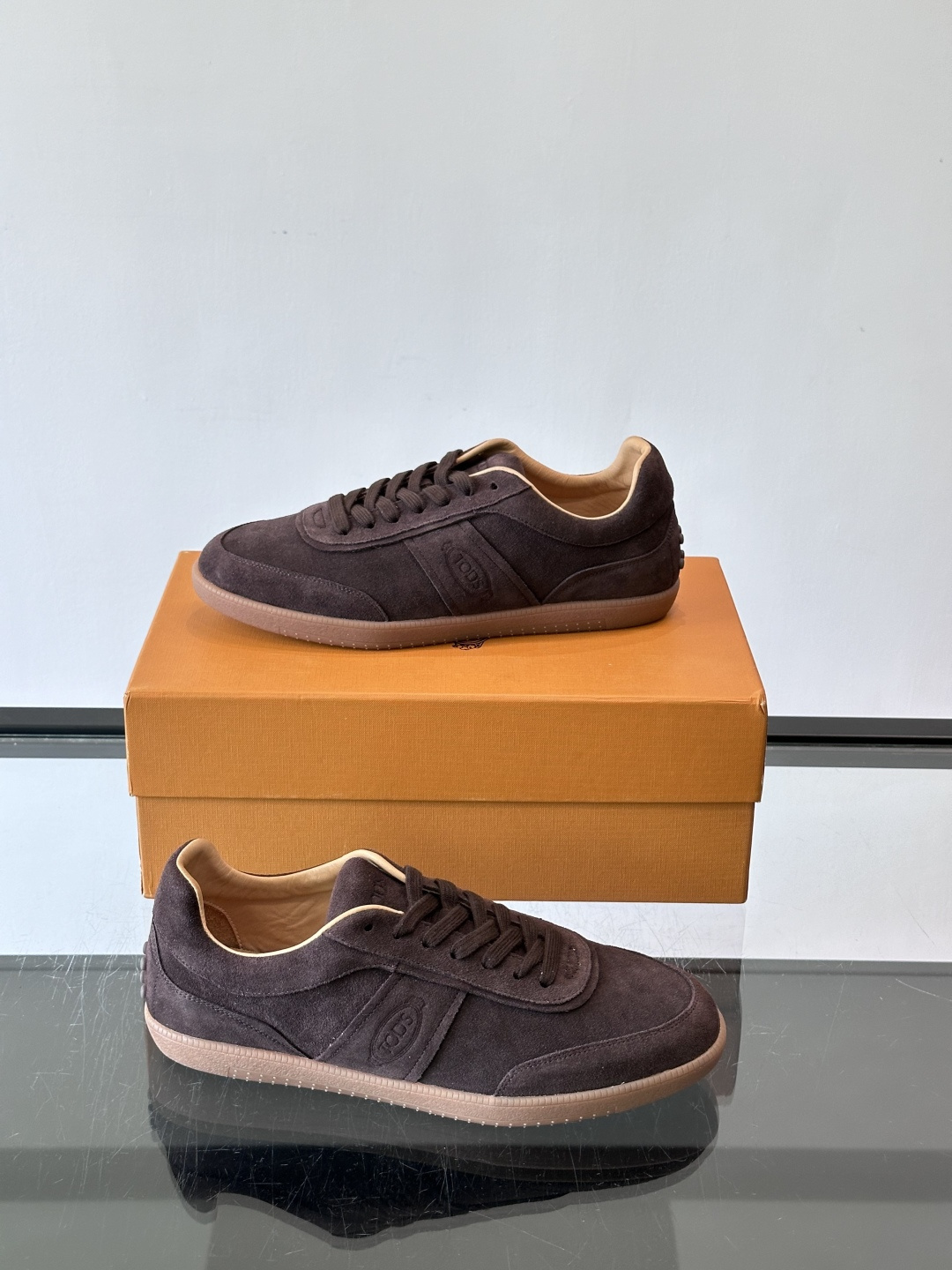 TODS男士德训鞋 👞经典德训鞋系列,麂皮鞋面柔软细腻,搭配标志性橡胶鞋底,舒适又耐用✨。EVA中底轻便缓震,长时 TODS男士德训鞋 👞经典德训鞋系列,麂皮鞋面柔软细腻,搭配标志性橡胶鞋底,舒适又耐用✨。EVA中底轻便缓震,长时