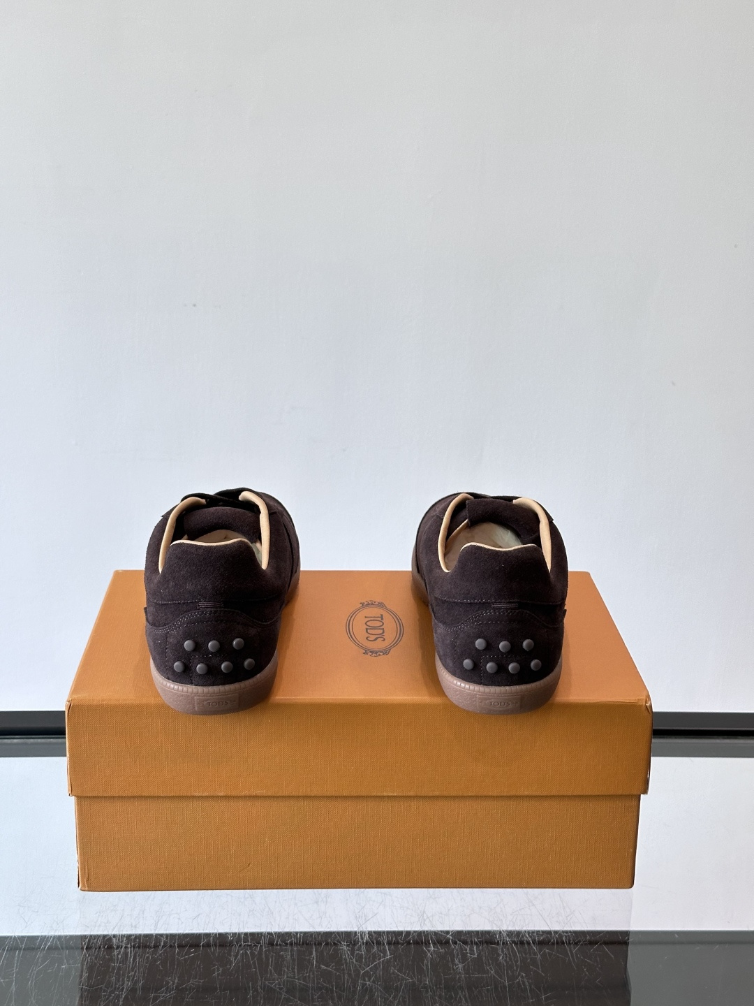 TODS男士德训鞋 👞经典德训鞋系列,麂皮鞋面柔软细腻,搭配标志性橡胶鞋底,舒适又耐用✨。EVA中底轻便缓震,长时 TODS男士德训鞋 👞经典德训鞋系列,麂皮鞋面柔软细腻,搭配标志性橡胶鞋底,舒适又耐用✨。EVA中底轻便缓震,长时