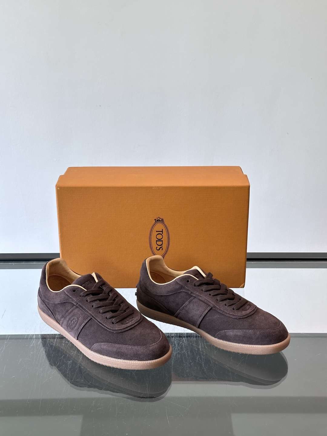 TODS男士德训鞋 👞经典德训鞋系列,麂皮鞋面柔软细腻,搭配标志性橡胶鞋底,舒适又耐用✨。EVA中底轻便缓震,长时 TODS男士德训鞋 👞经典德训鞋系列,麂皮鞋面柔软细腻,搭配标志性橡胶鞋底,舒适又耐用✨。EVA中底轻便缓震,长时