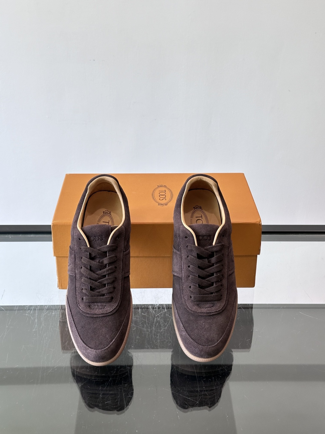 TODS男士德训鞋 👞经典德训鞋系列,麂皮鞋面柔软细腻,搭配标志性橡胶鞋底,舒适又耐用✨。EVA中底轻便缓震,长时 TODS男士德训鞋 👞经典德训鞋系列,麂皮鞋面柔软细腻,搭配标志性橡胶鞋底,舒适又耐用✨。EVA中底轻便缓震,长时