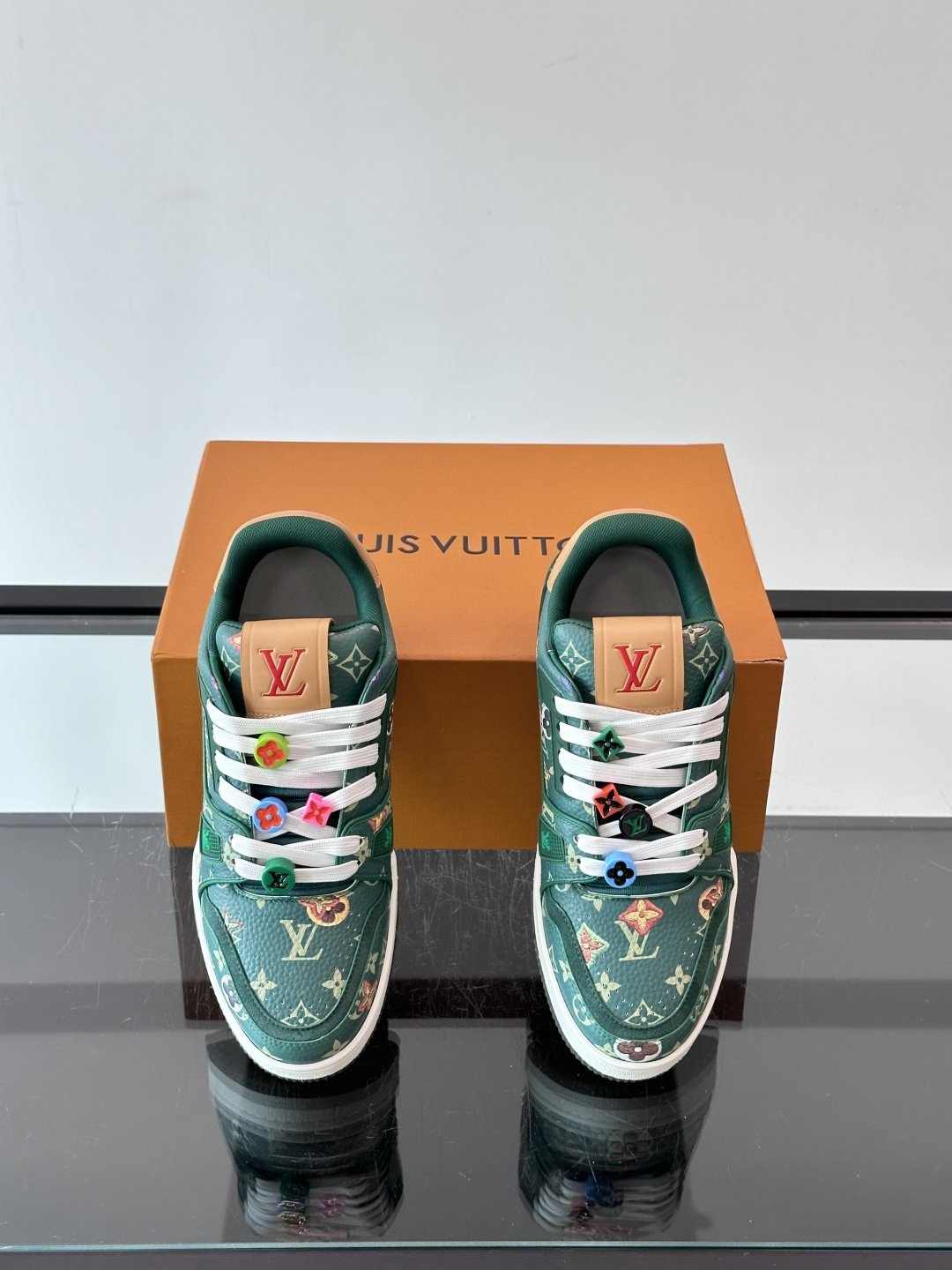 驴家 新配色 trainer运动鞋,本款 LV Trainer 运动鞋取材柔软粒面小牛皮,呈现纯净色调,后部#54标识追 驴家 新配色 trainer运动鞋,本款 LV Trainer 运动鞋取材柔软粒面小牛皮,呈现纯净色调,后部#54标识追