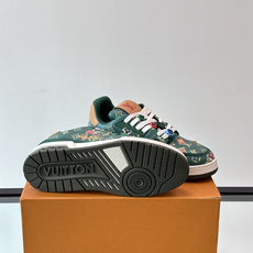 驴家 新配色 trainer运动鞋,本款 LV Trainer 运动鞋取材柔软粒面小牛皮,呈现纯净色调,后部#54标识追 驴家 新配色 trainer运动鞋,本款 LV Trainer 运动鞋取材柔软粒面小牛皮,呈现纯净色调,后部#54标识追