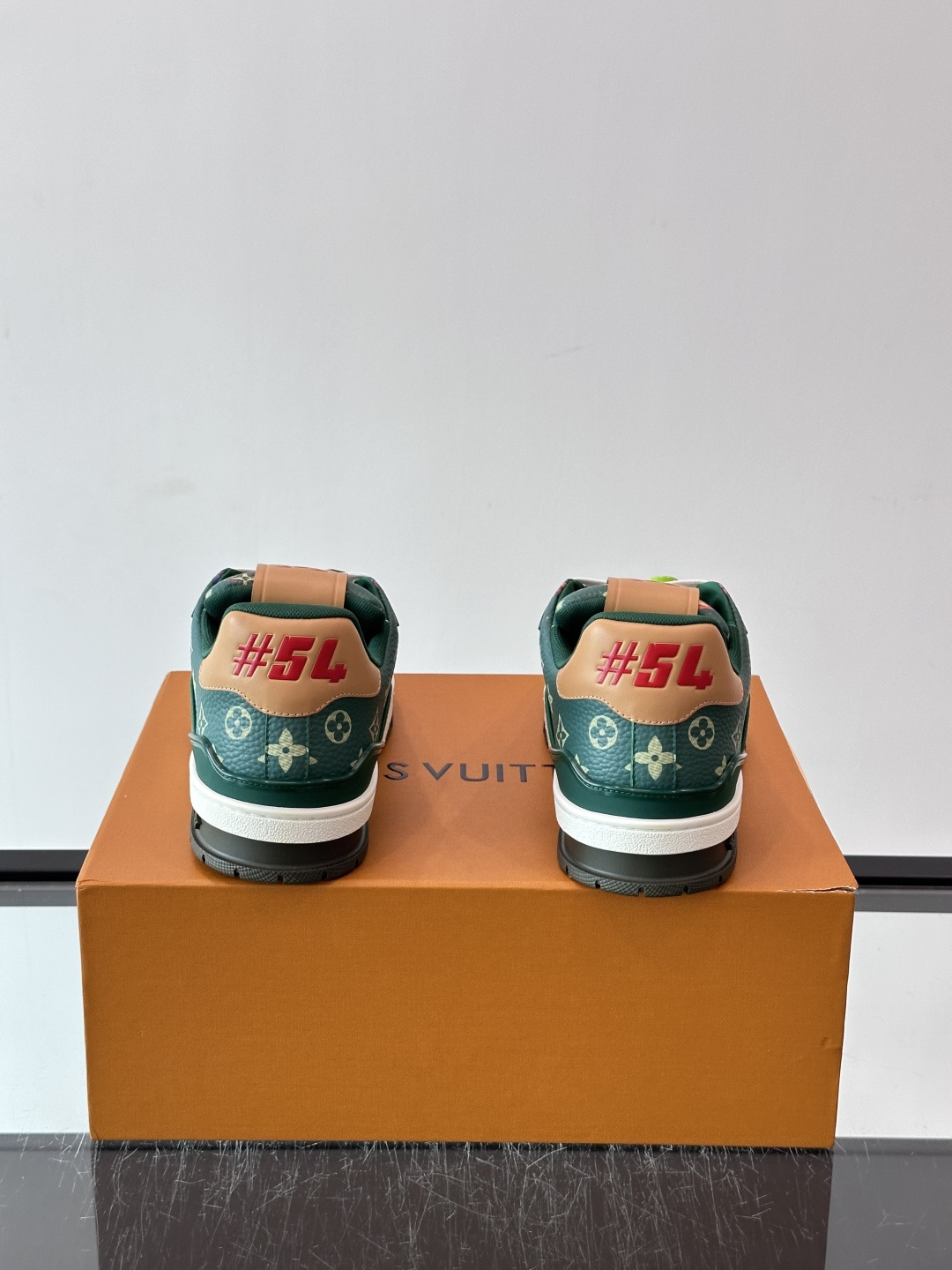 驴家 新配色 trainer运动鞋,本款 LV Trainer 运动鞋取材柔软粒面小牛皮,呈现纯净色调,后部#54标识追 驴家 新配色 trainer运动鞋,本款 LV Trainer 运动鞋取材柔软粒面小牛皮,呈现纯净色调,后部#54标识追