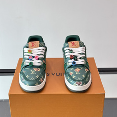驴家 新配色 trainer运动鞋,本款 LV Trainer 运动鞋取材柔软粒面小牛皮,呈现纯净色调,后部#54标识追 驴家 新配色 trainer运动鞋,本款 LV Trainer 运动鞋取材柔软粒面小牛皮,呈现纯净色调,后部#54标识追