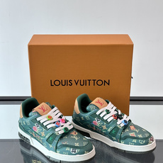驴家 新配色 trainer运动鞋,本款 LV Trainer 运动鞋取材柔软粒面小牛皮,呈现纯净色调,后部#54标识追 驴家 新配色 trainer运动鞋,本款 LV Trainer 运动鞋取材柔软粒面小牛皮,呈现纯净色调,后部#54标识追