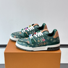 驴家 新配色 trainer运动鞋,本款 LV Trainer 运动鞋取材柔软粒面小牛皮,呈现纯净色调,后部#54标识追 驴家 新配色 trainer运动鞋,本款 LV Trainer 运动鞋取材柔软粒面小牛皮,呈现纯净色调,后部#54标识追