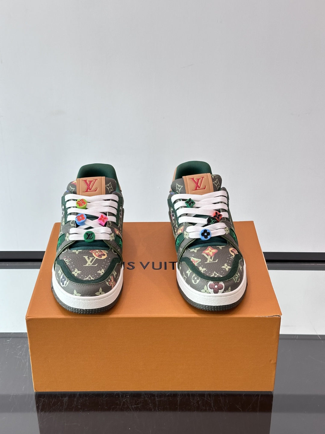 驴家 新配色 trainer运动鞋,本款 LV Trainer 运动鞋取材柔软粒面小牛皮,呈现纯净色调,后部#54标识追 驴家 新配色 trainer运动鞋,本款 LV Trainer 运动鞋取材柔软粒面小牛皮,呈现纯净色调,后部#54标识追