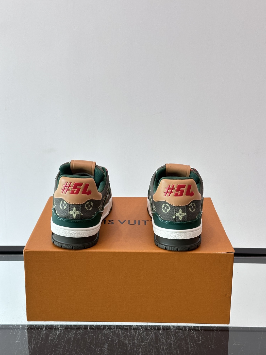 驴家 新配色 trainer运动鞋,本款 LV Trainer 运动鞋取材柔软粒面小牛皮,呈现纯净色调,后部#54标识追 驴家 新配色 trainer运动鞋,本款 LV Trainer 运动鞋取材柔软粒面小牛皮,呈现纯净色调,后部#54标识追