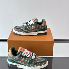 驴家 新配色 trainer运动鞋,本款 LV Trainer 运动鞋取材柔软粒面小牛皮,呈现纯净色调,后部#54标识追 驴家 新配色 trainer运动鞋,本款 LV Trainer 运动鞋取材柔软粒面小牛皮,呈现纯净色调,后部#54标识追