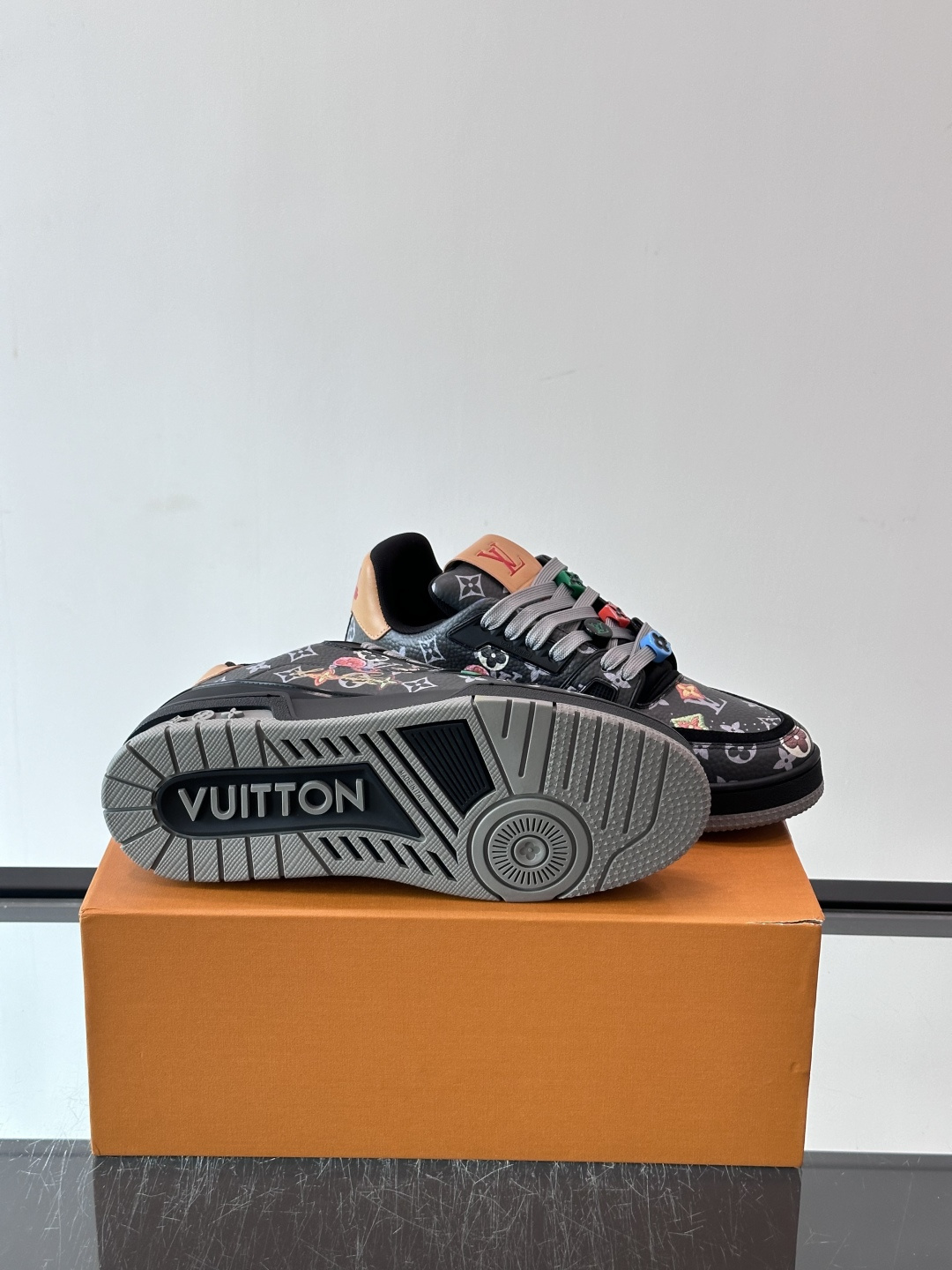 驴家 新配色 trainer运动鞋,本款 LV Trainer 运动鞋取材柔软粒面小牛皮,呈现纯净色调,后部#54标识追 驴家 新配色 trainer运动鞋,本款 LV Trainer 运动鞋取材柔软粒面小牛皮,呈现纯净色调,后部#54标识追