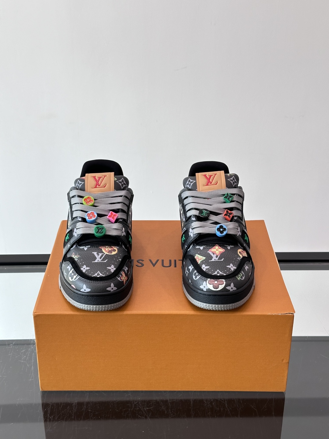 驴家 新配色 trainer运动鞋,本款 LV Trainer 运动鞋取材柔软粒面小牛皮,呈现纯净色调,后部#54标识追 驴家 新配色 trainer运动鞋,本款 LV Trainer 运动鞋取材柔软粒面小牛皮,呈现纯净色调,后部#54标识追