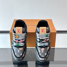 驴家 新配色 trainer运动鞋,本款 LV Trainer 运动鞋取材柔软粒面小牛皮,呈现纯净色调,后部#54标识追 驴家 新配色 trainer运动鞋,本款 LV Trainer 运动鞋取材柔软粒面小牛皮,呈现纯净色调,后部#54标识追
