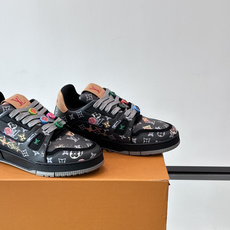 驴家 新配色 trainer运动鞋,本款 LV Trainer 运动鞋取材柔软粒面小牛皮,呈现纯净色调,后部#54标识追 驴家 新配色 trainer运动鞋,本款 LV Trainer 运动鞋取材柔软粒面小牛皮,呈现纯净色调,后部#54标识追