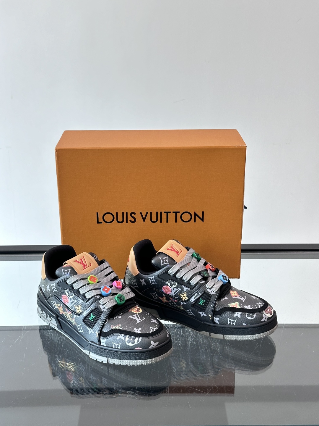 驴家 新配色 trainer运动鞋,本款 LV Trainer 运动鞋取材柔软粒面小牛皮,呈现纯净色调,后部#54标识追 驴家 新配色 trainer运动鞋,本款 LV Trainer 运动鞋取材柔软粒面小牛皮,呈现纯净色调,后部#54标识追