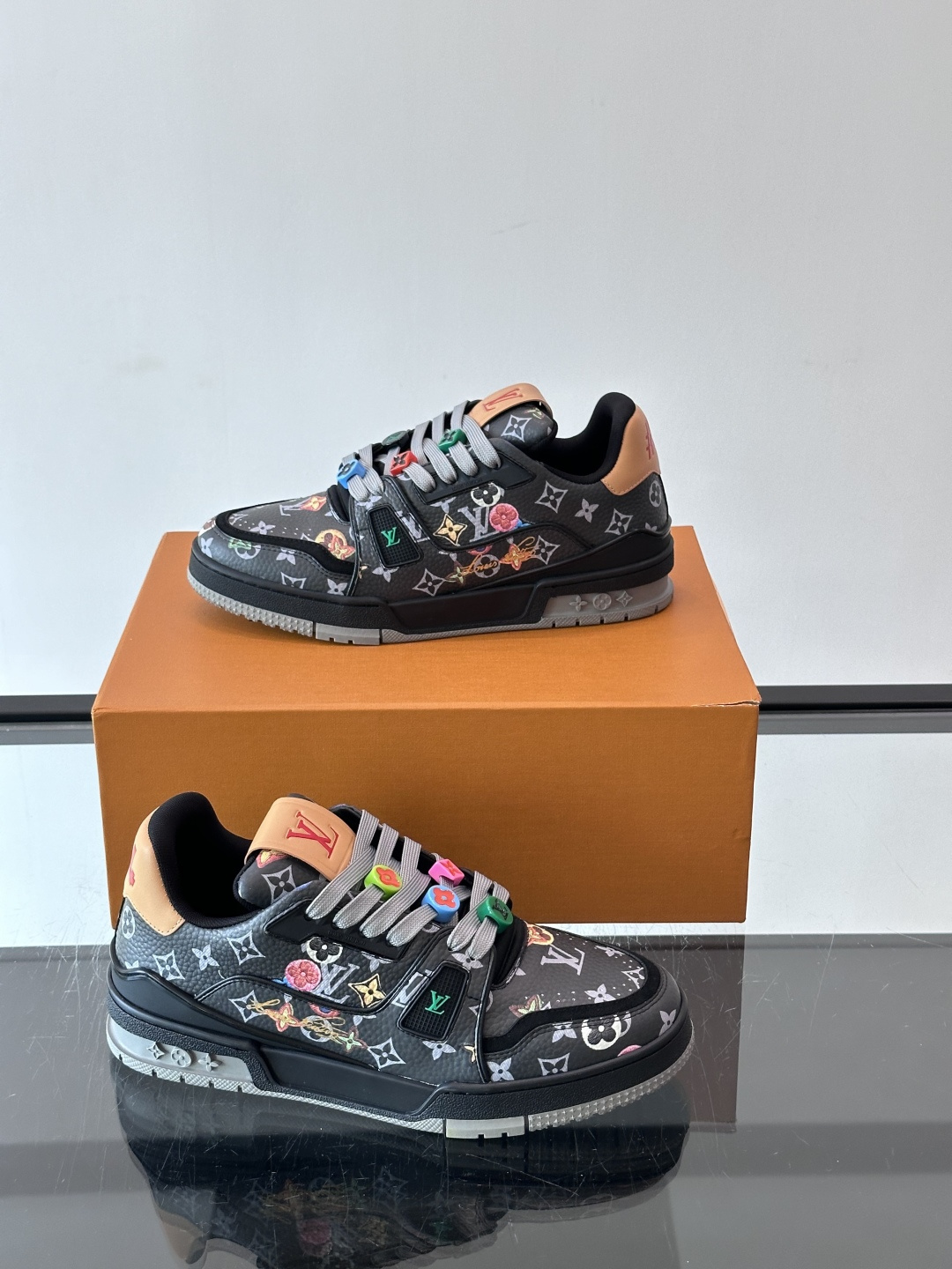 驴家 新配色 trainer运动鞋,本款 LV Trainer 运动鞋取材柔软粒面小牛皮,呈现纯净色调,后部#54标识追 驴家 新配色 trainer运动鞋,本款 LV Trainer 运动鞋取材柔软粒面小牛皮,呈现纯净色调,后部#54标识追
