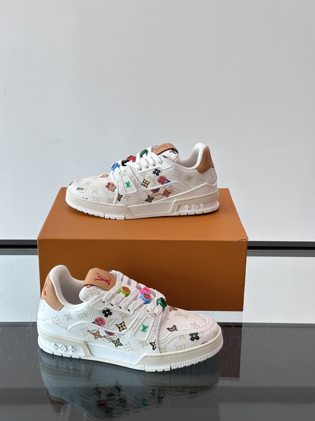 驴家 新配色 trainer运动鞋,本款 LV Trainer 运动鞋取材柔软粒面小牛皮,呈现纯净色调,后部#54标识追 驴家 新配色 trainer运动鞋,本款 LV Trainer 运动鞋取材柔软粒面小牛皮,呈现纯净色调,后部#54标识追