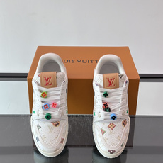 驴家 新配色 trainer运动鞋,本款 LV Trainer 运动鞋取材柔软粒面小牛皮,呈现纯净色调,后部#54标识追 驴家 新配色 trainer运动鞋,本款 LV Trainer 运动鞋取材柔软粒面小牛皮,呈现纯净色调,后部#54标识追
