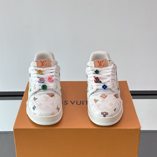 驴家 新配色 trainer运动鞋,本款 LV Trainer 运动鞋取材柔软粒面小牛皮,呈现纯净色调,后部#54标识追 驴家 新配色 trainer运动鞋,本款 LV Trainer 运动鞋取材柔软粒面小牛皮,呈现纯净色调,后部#54标识追