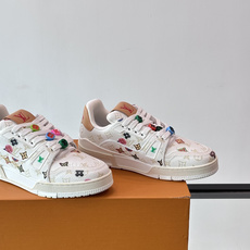 驴家 新配色 trainer运动鞋,本款 LV Trainer 运动鞋取材柔软粒面小牛皮,呈现纯净色调,后部#54标识追 驴家 新配色 trainer运动鞋,本款 LV Trainer 运动鞋取材柔软粒面小牛皮,呈现纯净色调,后部#54标识追