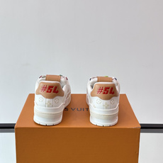 驴家 新配色 trainer运动鞋,本款 LV Trainer 运动鞋取材柔软粒面小牛皮,呈现纯净色调,后部#54标识追 驴家 新配色 trainer运动鞋,本款 LV Trainer 运动鞋取材柔软粒面小牛皮,呈现纯净色调,后部#54标识追