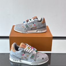 驴家 新配色 trainer运动鞋,本款 LV Trainer 运动鞋取材柔软粒面小牛皮,呈现纯净色调,后部#54标识追 驴家 新配色 trainer运动鞋,本款 LV Trainer 运动鞋取材柔软粒面小牛皮,呈现纯净色调,后部#54标识追