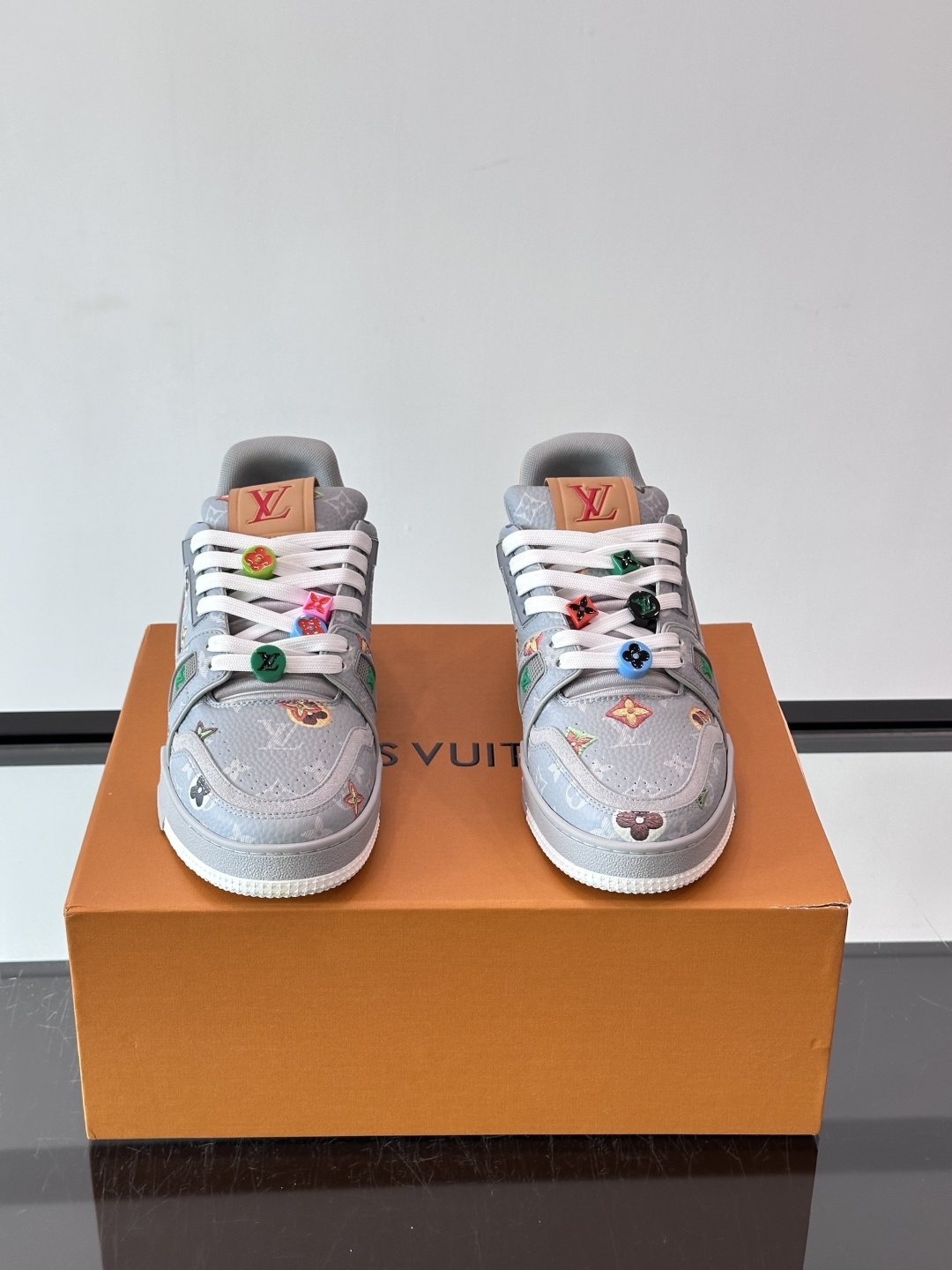 驴家 新配色 trainer运动鞋,本款 LV Trainer 运动鞋取材柔软粒面小牛皮,呈现纯净色调,后部#54标识追 驴家 新配色 trainer运动鞋,本款 LV Trainer 运动鞋取材柔软粒面小牛皮,呈现纯净色调,后部#54标识追