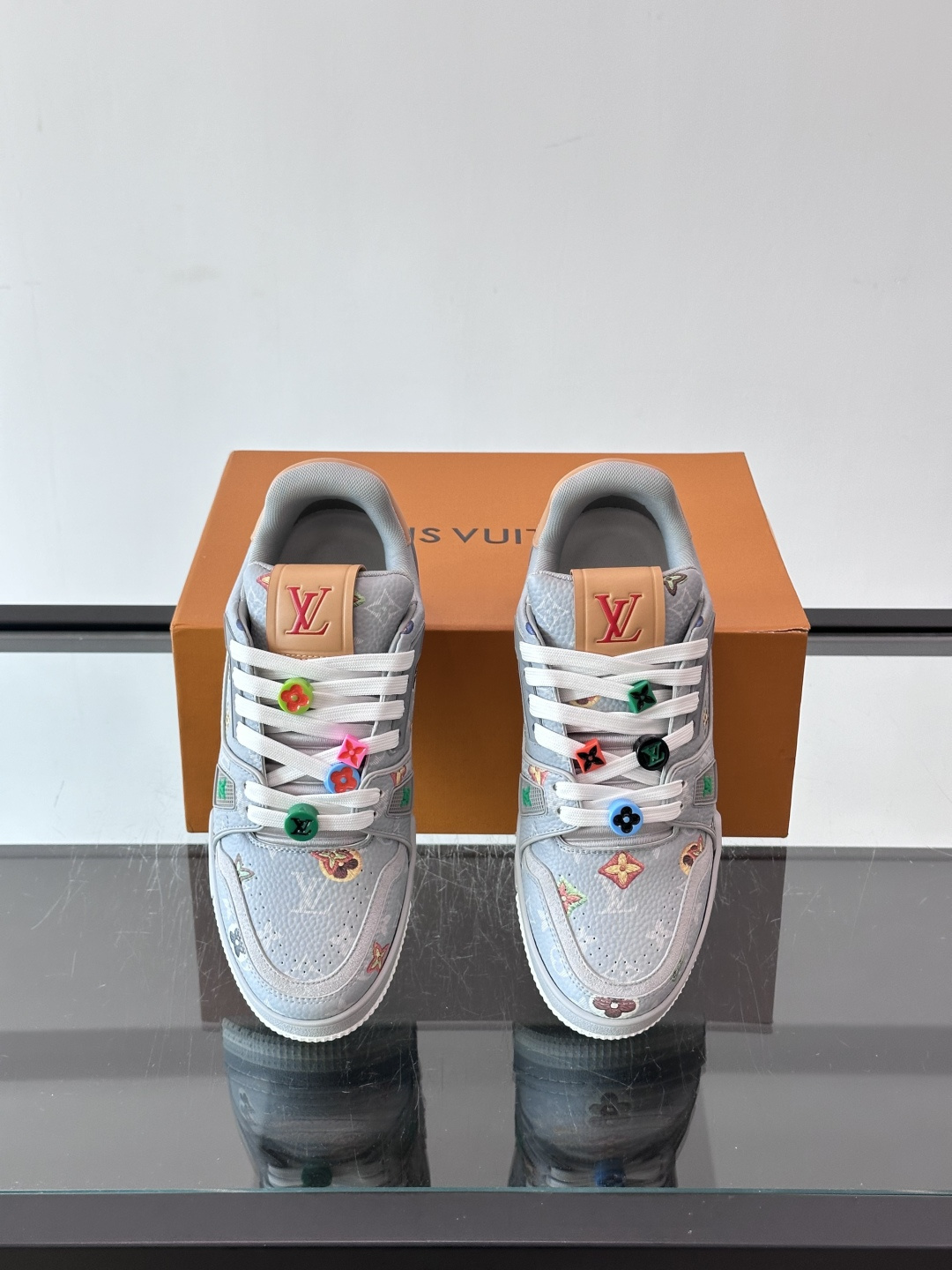 驴家 新配色 trainer运动鞋,本款 LV Trainer 运动鞋取材柔软粒面小牛皮,呈现纯净色调,后部#54标识追 驴家 新配色 trainer运动鞋,本款 LV Trainer 运动鞋取材柔软粒面小牛皮,呈现纯净色调,后部#54标识追
