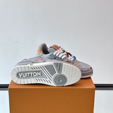 驴家 新配色 trainer运动鞋,本款 LV Trainer 运动鞋取材柔软粒面小牛皮,呈现纯净色调,后部#54标识追 驴家 新配色 trainer运动鞋,本款 LV Trainer 运动鞋取材柔软粒面小牛皮,呈现纯净色调,后部#54标识追